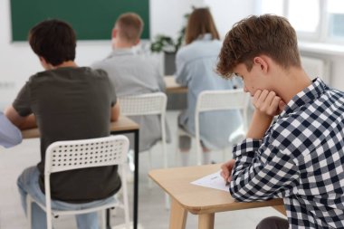 Tahta masada sınava giren öğrenciler, seçici odaklanma
