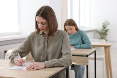 Tahta masada sınava giren öğrenciler, seçici odaklanma