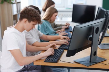 Çevrimiçi sınava giren öğrenciler, seçici odaklanma