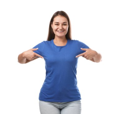 Gülümseyen kadın beyaz arka plandaki mavi tişörtünü işaret ediyor. Tasarım için model