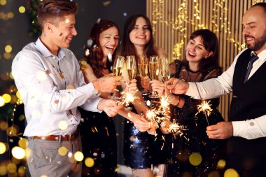 Arkadaşlar yılbaşını maytap ve şarap kadehleriyle kutluyorlar.
