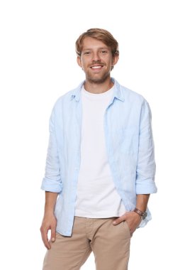 beyaz zemin üzerinde mutlu bir adam portresi