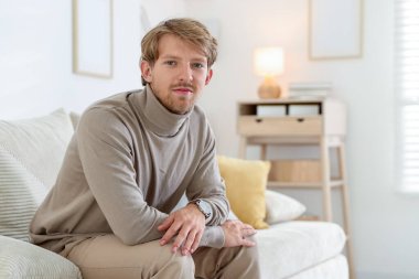 Evdeki kanepede oturan adam, mesaj için yer var.