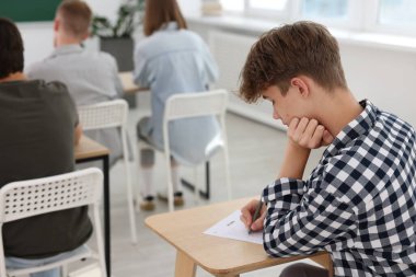 Tahta masada sınava giren öğrenciler, seçici odaklanma