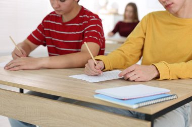 Tahta masada sınava giren öğrenciler, seçici odaklanma