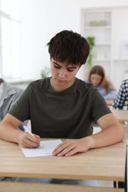 Tahta masada sınava giren öğrenciler, seçici odaklanma