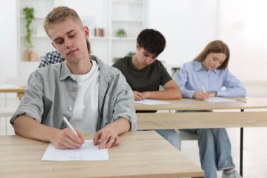 Tahta masada sınava giren öğrenciler, seçici odaklanma