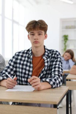 Tahta masada sınava giren öğrenciler, seçici odaklanma