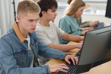 Çevrimiçi sınava giren öğrenciler, seçici odaklanma