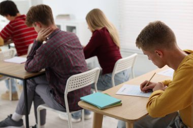 Tahta masada sınava giren öğrenciler, seçici odaklanma