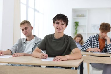 Tahta masada sınava giren öğrenciler, seçici odaklanma