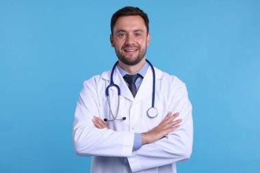 Açık mavi arka planda steteskobu olan bir çocuk doktoru.