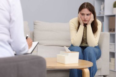 Ofiste hastayla çalışan profesyonel psikoterapist, yakın plan.