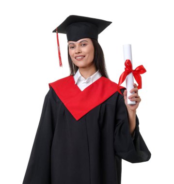 Mezuniyet elbisesi ve havan tahtasıyla beyaz arka planda diplomalı mutlu genç bir kadının portresi.