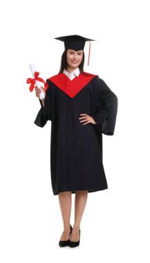 Mezuniyet elbisesi ve havan tahtasıyla beyaz arka planda diploması olan mutlu genç bir kadın.