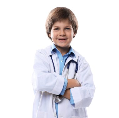 Meslek seçimi. Steteskoplu, beyaz arka planda doktor gibi davranan mutlu, küçük çocuk.