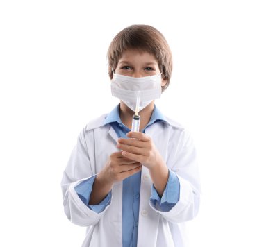 Meslek seçimi. Beyaz arka planda doktor gibi davranan şırıngalı küçük bir çocuk.