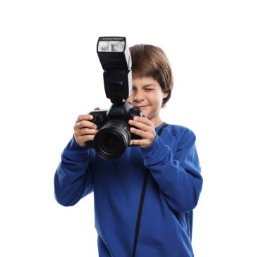 Meslek seçimi. Kameralı küçük çocuk beyaz arka planda fotoğrafçı gibi davranıyor.