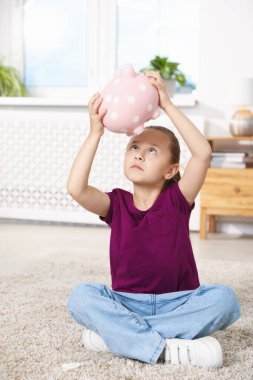 Cep harçlığı. Evinde kumbarası olan küçük bir kız