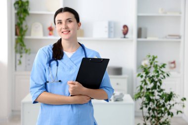 Klinikte klipsli ve steteskoplu hemşire, metin için yer