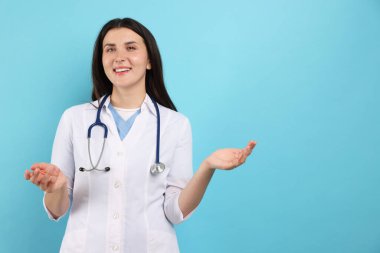 Açık mavi arkaplanda steteskoplu hemşire portresi, metin için boşluk