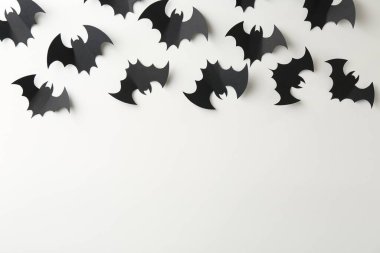 Cadılar Bayramı dekoru. Siyah kağıt yarasalar beyaz arka planda, düz yerde. Metin için boşluk