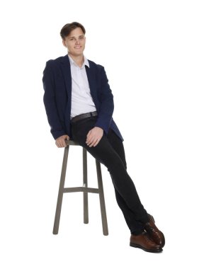 Beyaz arka planda kotlu bir adam var.