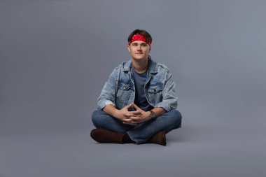 Gri arka planda şık kotlu adam.