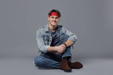 Gri arka planda şık kotlu adam.