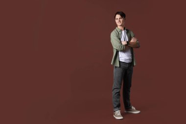 Kahverengi arka planda şık kotlu adam, metin için boşluk