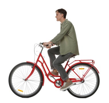Beyaz arka planda kırmızı bisiklete binen yakışıklı adam.