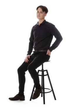 Beyaz arka planda kotlu bir adam var.