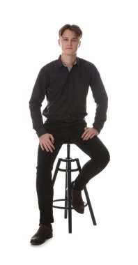 Beyaz arka planda kotlu bir adam var.