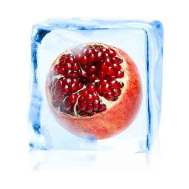 Buz küpündeki taze nar beyazı izole eder.
