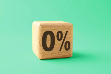 Komisyon yok. Yüzde işareti olan küp ve açık yeşil arkaplanda 0