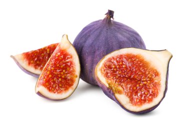 Tam ve kesilmiş incirler beyazda izole edilmiş.