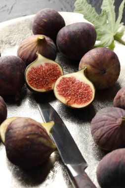 Taze incir ve bıçak masanın üzerinde, yakın plan.