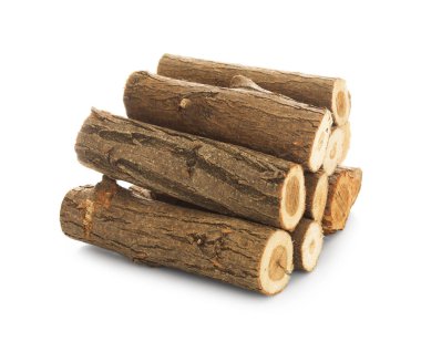 Kesilmiş odun yığını beyaza izole edilmiş.