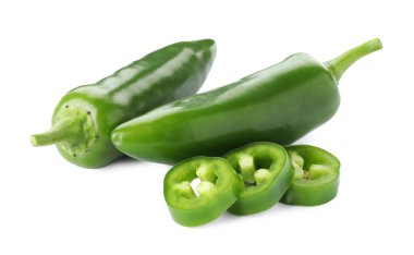 Tam ve dilimlenmiş yeşil biberler beyaza izole edilmiş.