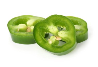 Yeşil biber dilimleri beyaza izole edilmiş.