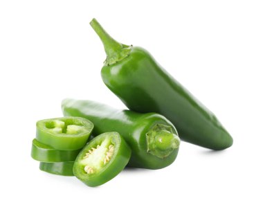 Tam ve dilimlenmiş yeşil biberler beyaza izole edilmiş.