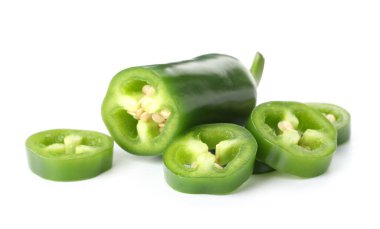 Dilimlenmiş yeşil biber beyaza izole edilmiş.