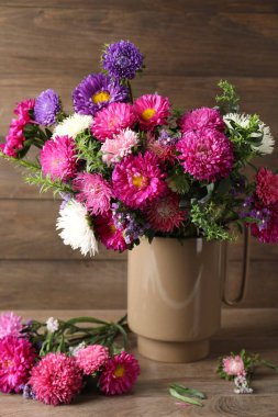 Vazodaki güzel çiçekler ahşap masada, yakın plan