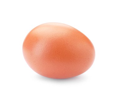 Bir çiğ tavuk yumurtası beyaza izole edilmiş.