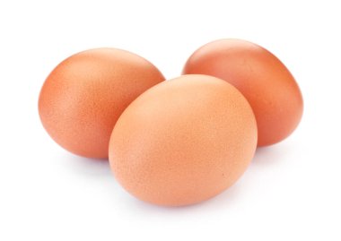 Beyaz üzerinde üç çiğ tavuk yumurtası.