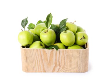 Tahta sandıkta taze yaprakları olan olgun yeşil elmalar beyaz üzerinde izole edilmiş.