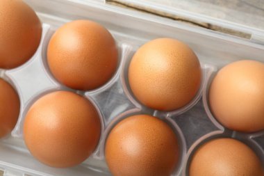 Tabakta çiğ tavuk yumurtası, yakın plan.