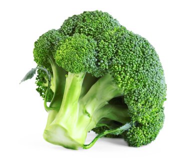 Taze çiğ yeşil brokoli beyaza izole edilmiş.