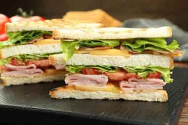 Jambonlu, pastırmalı, peynirli ve sebzeli lezzetli sandviçler.