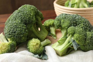 Masada taze çiğ brokoli, yakın çekim görüntüsü.